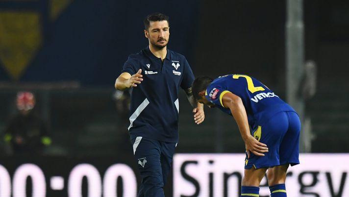 VERONA, ITALY - OCTOBER 16: Salvatore Bocchetti, Head Coach of Hellas Verona interacts with Koray Gunter following their side's defeat in the Serie A match between Hellas Verona and AC MIlan at Stadio Marcantonio Bentegodi on October 16, 2022 in Verona, Italy. (Photo by Alessandro Sabattini/Getty Images) Hellas-Milan, Bocchetti a Dazn: “Stasera i ragazzi hanno risposto bene” - immagine 1