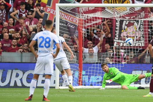 SALERNO, ITALY - OCTOBER 23: Andrea Pinamonti of Empoli FC scores the 0-4 goal during the Serie A match between US Salernitana and Empoli FC at Stadio Arechi on October 23, 2021 in Salerno, Italy. (Photo by Francesco Pecoraro/Getty Images) Pinamonti: “Cucchiaio? Sinceramente non sapevo dove tirare, non volevo offendere nessuno”- immagine 2