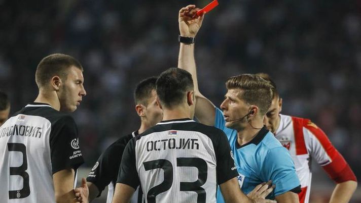 L'arbitro Simovic durante il derby di ieri L'arbitro Simovic durante il derby di ieri