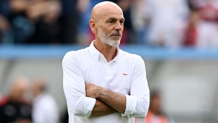 REGGIO NELL'EMILIA, ITALY - MAY 22: Stefano Pioli, Head Coach of AC Milan looks on in the warm up prior to the Serie A match between US Sassuolo and AC Milan at Mapei Stadium - Citta' del Tricolore on May 22, 2022 in Reggio nell'Emilia, Italy. (Photo by Chris Ricco/Getty Images) De Ketelaere convince, Pioli: “Farà divertire i tifosi, le sensazioni sono positive” - immagine 1