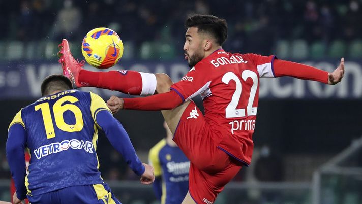 VERONA, ITALY - DECEMBER 22: Nicolas Gonzalez (R) of ACF Fiorentina is challenged by Nicolo' Casale (L) of Hellas Verona during the Serie A match between Hellas Verona and ACF Fiorentina at Stadio Marcantonio Bentegodi on December 22, 2021 in Verona, Italy. (Photo by Giuseppe Cottini/Getty Images) Pari e rammarico, ma la viola c’è. Il 2021 si chiude con buoni auspici - immagine 1