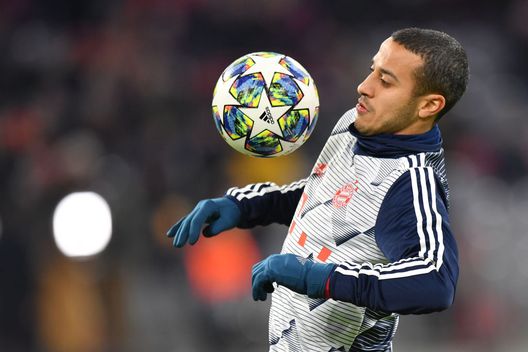 MUNICH, GERMANY - DECEMBER 11: Thiago Alcantara of Bayern Muenchen plays with the ball prior to the UEFA Champions League group B match between Bayern Muenchen and Tottenham Hotspur at Allianz Arena on December 11, 2019 in Munich, Germany. (Photo by Sebastian Widmann/Bongarts/Getty Images) MUNICH, GERMANY - DECEMBER 11: Thiago Alcantara of Bayern Muenchen plays with the ball prior to the UEFA Champions League group B match between Bayern Muenchen and Tottenham Hotspur at Allianz Arena on December 11, 2019 in Munich, Germany. (Photo by Sebastian Widmann/Bongarts/Getty Images)