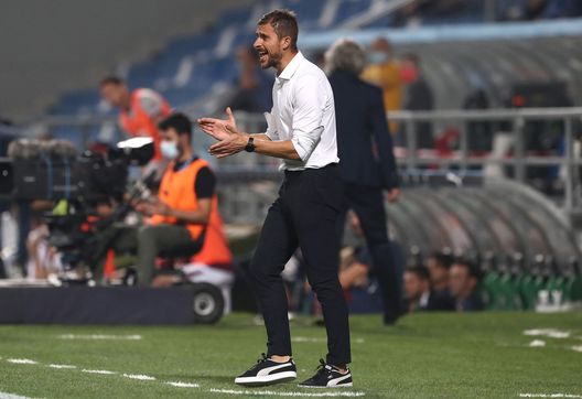 REGGIO NELL'EMILIA, ITALY - SEPTEMBER 17: US Sassuolo coach Alessio Dionisi issues instructions to his players during the Serie A match between US Sassuolo and Torino FC at Mapei Stadium - Citta' del Tricolore on September 17, 2021 in Reggio nell'Emilia, Italy. (Photo by Marco Luzzani/Getty Images) REGGIO NELL'EMILIA, ITALY - SEPTEMBER 17: US Sassuolo coach Alessio Dionisi issues instructions to his players during the Serie A match between US Sassuolo and Torino FC at Mapei Stadium - Citta' del Tricolore on September 17, 2021 in Reggio nell'Emilia, Italy. (Photo by Marco Luzzani/Getty Images)