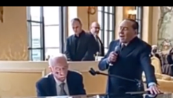 VIDEO / Berlusconi canta in francese al suo “matrimonio” con Marta Fascina