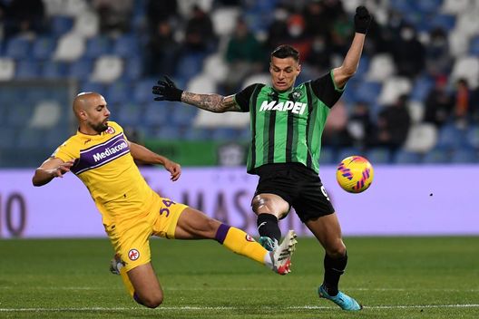 REGGIO NELL'EMILIA, ITALY - FEBRUARY 26: Sofyan Amrabat of ACF Fiorentina competes for the ball with Gianluca Scamacca of US Sassuolo during the Serie A match between US Sassuolo and ACF Fiorentina at Mapei Stadium - Citta' del Tricolore on February 26, 2022 in Reggio nell'Emilia, Italy. (Photo by Alessandro Sabattini/Getty Images) Fiorentina, che beffa: la reazione c’è, ma non basta- immagine 2