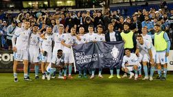 Anniversario Maradona, Elvis segna con la Mano de Dios nel derby di Sydney…