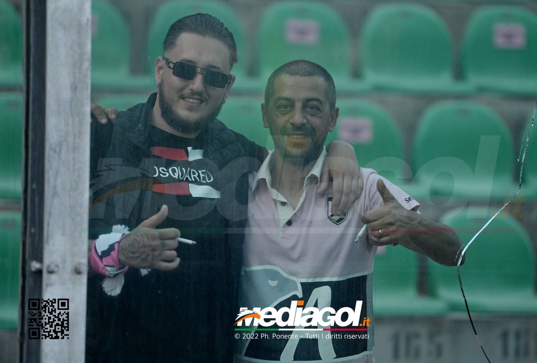 Fototifo, i tifosi allo stadio per Palermo-Feralpisaló 1-0 (gallery) - immagine 183