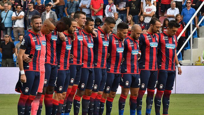 CROTONE, ITALY - OCTOBER 05: Players of Crotone before the Serie B match between FC Crotone and Virtus Entella at Stadio Comunale Ezio Scida on October 5, 2019 in Crotone, Italy. (Photo by Getty Images/Getty Images) CROTONE, ITALY - OCTOBER 05: Players of Crotone before the Serie B match between FC Crotone and Virtus Entella at Stadio Comunale Ezio Scida on October 5, 2019 in Crotone, Italy. (Photo by Getty Images/Getty Images)