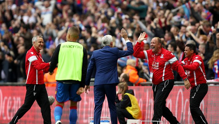 LONDON, ENGLAND - MAY 21: Alan Pardew manager of Crystal Palace and Andy Woodman goalkeeping coach of Crystal Palace celebrate as Jason Puncheon of Crystal Palace scores their first goal during The Emirates FA Cup Final match between Manchester United and Crystal Palace at Wembley Stadium on May 21, 2016 in London, England. (Photo by Paul Gilham/Getty Images) DERBY DI SOFIA, L'OSSERVATO SPECIALE