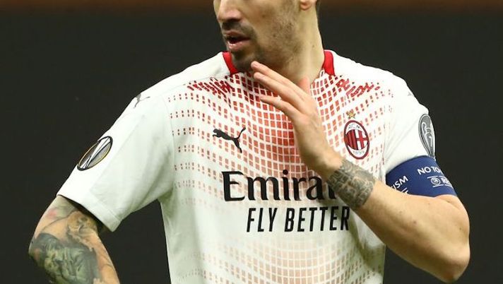 MILAN, ITALY - FEBRUARY 25: Alessio Romagnoli of AC Milan looks on during the UEFA Europa League Round of 32 match between AC Milan and Crvena Zvezda at on February 25, 2021 in Milan, Italy. (Photo by Marco Luzzani/Getty Images) Di Marzio: “Lazio, pronti nuovi contatti per Romagnoli. Un nome su tutti per la porta” - immagine 1