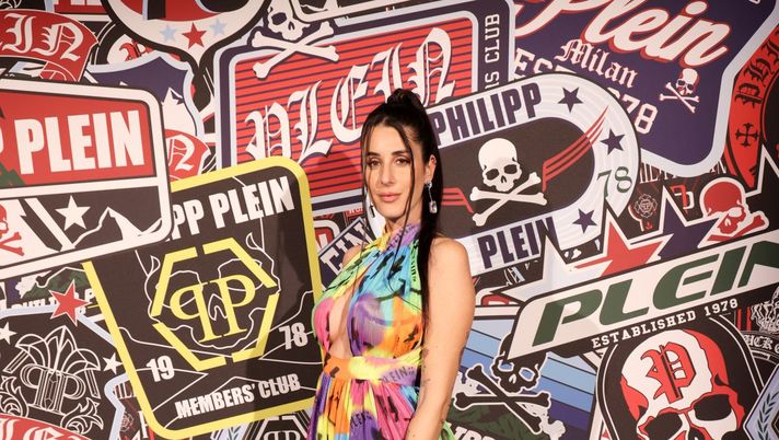 Valentina Vignali alla Milano Fashion Week: lungo abito colorato, le immagini - immagine 1