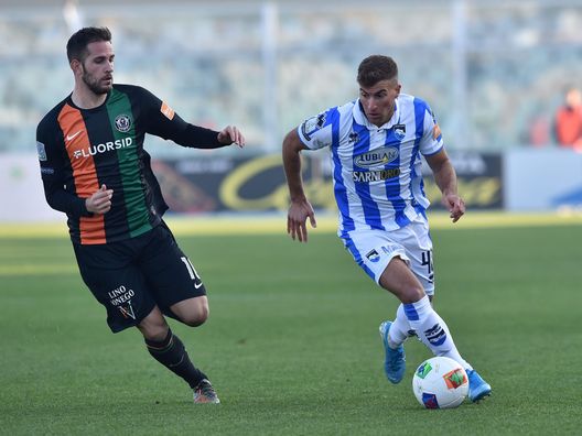 PESCARA, ITALY - DECEMBER 07: Mattia Aramu of Venezia FC and Edoardo Masciangelo of Pescara Calcio in action during the Serie B match between Pescara Calcio and Venezia FC at Adriatico Stadium on December 7, 2019 in Pescara, Italy. (Photo by Giuseppe Bellini/Getty Images) Benevento