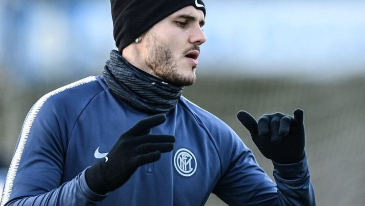 Inter Milan's Argentine forward Mauro Icardi stretches during a training session on the eve of the UEFA Champions League group B football match Inter Milan vs PSV Eindhoven on December 10, 2018 at the training ground of Appiano Gentile, north of Milan. (Photo by Miguel MEDINA / AFP) (Photo credit should read MIGUEL MEDINA/AFP/Getty Images) L’avvocato di Icardi tuona: “Spalletti l’ha escluso e non lo sapevo: Marotta diceva fosse tutto ok!” - immagine 1