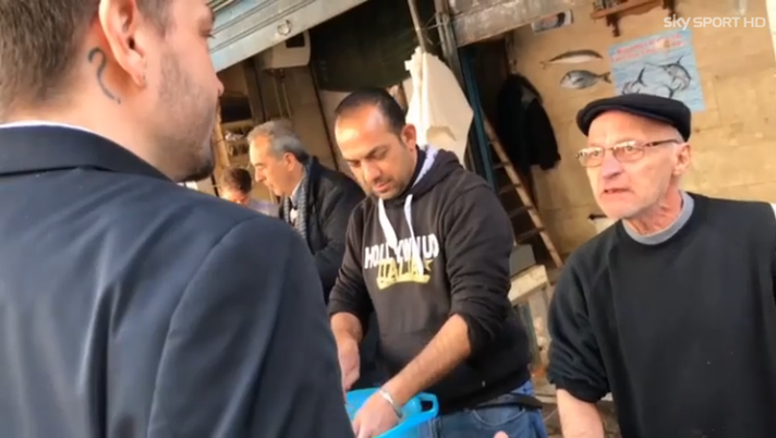 VIDEO Paul Baccaglini alla Vucciria, simpatico botta e risposta con un tifoso: “Non siamo in Serie B” VIDEO Paul Baccaglini alla Vucciria, simpatico botta e risposta con un tifoso: “Non siamo in Serie B”