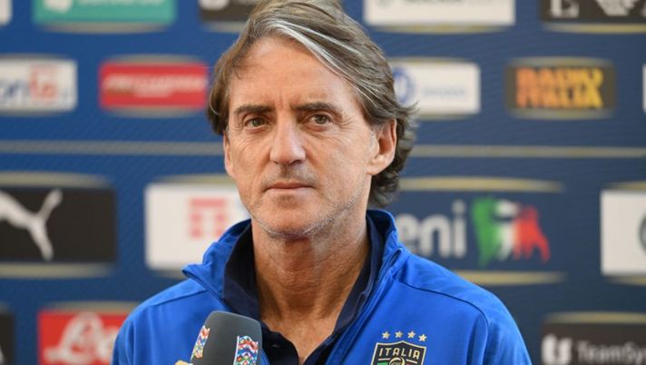 WOLVERHAMPTON, ENGLAND - JUNE 10: Head coach Italy Roberto Mancini speaks with media during press conference at Molineux on June 10, 2022 in Wolverhampton, England. (Photo by Claudio Villa/Getty Images) Stop Tonali, Mancini: “Problema muscolare e credo tornerà a casa”. Milan in apprensione - immagine 1
