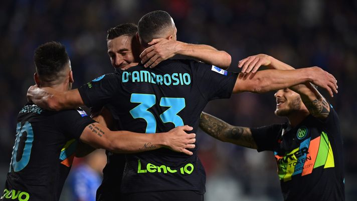 EMPOLI, ITALY - OCTOBER 27: Danilo D'Ambrosio of FC Internazionale celebrate with team-mates after scoring the opening goal during the Serie A match between Empoli FC and FC Internazionale at Stadio Carlo Castellani on October 27, 2021 in Empoli, Italy. (Photo by Mattia Ozbot - Inter/Inter via Getty Images) Pagelle Empoli – Inter 0-2: D’Ambrosio e Dimarco illuminano – Voti Fantacalcio - immagine 1