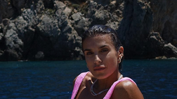 Elisabetta spettacolare in costume. Relax al mare per la Canalis, fisico stratosferico