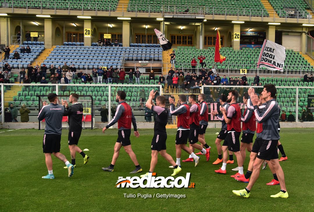  PALERMO, ITALY - MARCH 28: Players of Palermo greet supporters after a training session at Stadio Renzo Barbera on March 28, 2019 in Palermo, Italy. (Photo by Tullio M. Puglia/Getty Images) 