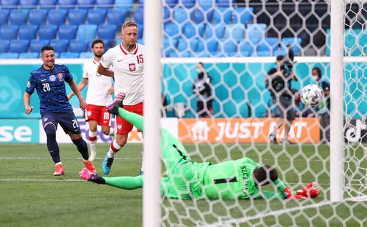 SAINT PETERSBURG, RUSSIA - JUNE 14: Wojciech Szczesny of Poland scores an own goal for Slovakia's first goal as Robert Mak of Slovakia looks on after shooting during the UEFA Euro 2020 Championship Group E match between Poland and Slovakia at the Saint Petersburg Stadium on June 14, 2021 in Saint Petersburg, Russia. (Photo by Lars Baron/Getty Images) Szczesny, il pararigori: in questa stagione è quasi imbattibile, in generale ne para uno su tre- immagine 2