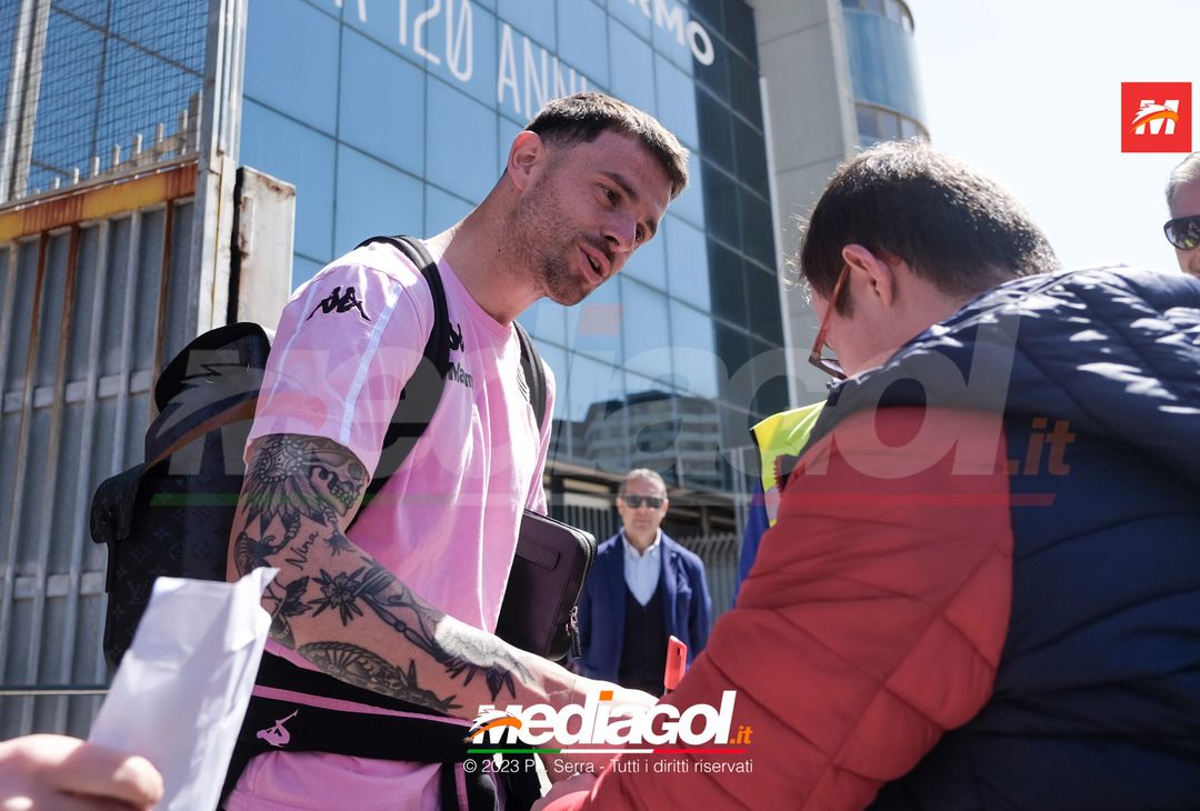 FOTO Parma-Palermo, i Rosanero in partenza dal “Renzo Barbera” (GALLERY) - immagine 28