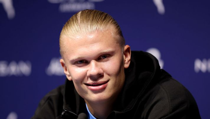 MANCHESTER, ENGLAND - JULY 10: Erling Haaland of Manchester City speaks to the media during a Press Conference at the Manchester City Summer Signing Presentation Event at Etihad Stadium on July 10, 2022 in Manchester, England. (Photo by George Wood/Getty Images) Incubo di difese e telecronisti, Haaland in cima alla lista dei cognomi più difficili da pronunciare - immagine 1