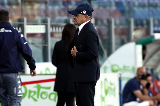 CAGLIARI, ITALY - MAY 12: Giuseppe Iachini coach of Fiorentina looks on during the Serie A match between Cagliari Calcio and ACF Fiorentina at Sardegna Arena on May 12, 2021 in Cagliari, Italy. (Photo by Enrico Locci/Getty Images) CAGLIARI, ITALY - MAY 12: Giuseppe Iachini coach of Fiorentina looks on during the Serie A match between Cagliari Calcio and ACF Fiorentina at Sardegna Arena on May 12, 2021 in Cagliari, Italy. (Photo by Enrico Locci/Getty Images)