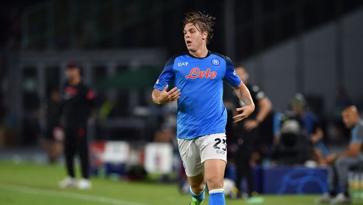 NAPLES, ITALY - SEPTEMBER 07: Alessio Zerbin of SSC Napoli in action during the UEFA Champions League group A match between SSC Napoli and Liverpool FC at Stadio Diego Armando Maradona on September 7, 2022 in Naples, Italy. (Photo by Giuseppe Bellini/Getty Images) Mercato – Anche il Lecce su Zerbin - immagine 1