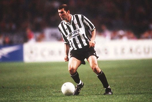 NETHERLANDS - APRIL 09: FUSSBALL: CHAMPIONS LEAGUE 96/97 A.AMSTERDAM-J.TURIN 1:2 9.4.97, Zinedine ZIDANE/Juventus Turin (Photo by Bernd Lauter/Bongarts/Getty Images)