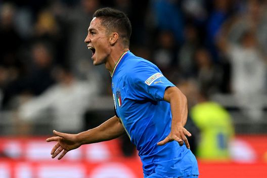 MILAN, ITALY - SEPTEMBER 23: Giacomo Raspadori of Italy celebrates their sides first goal during the UEFA Nations League League A Group 3 match between Italy and England at San Siro on September 23, 2022 in Milan, Italy. (Photo by Claudio Villa/Getty Images) Gravina: “Abbiamo paura del cambiamento, così la situazione è preoccupante”- immagine 2