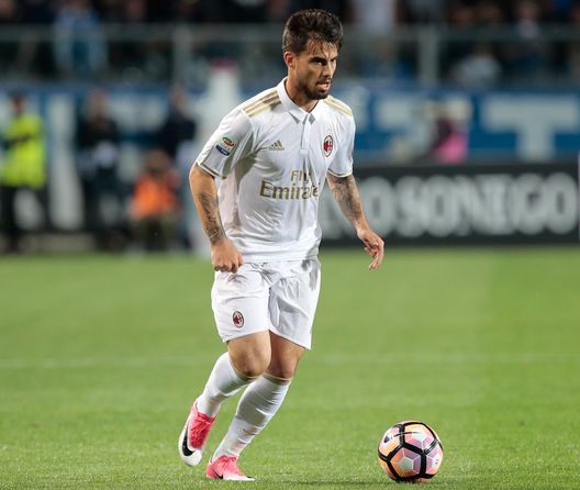  BERGAMO, ITALY - MAY 13: Suso of AC Milan in action during the Serie A match between Atalanta BC and AC Milan at Stadio Atleti Azzurri d'Italia on May 13, 2017 in Bergamo, Italy. (Photo by Emilio Andreoli/Getty Images) 