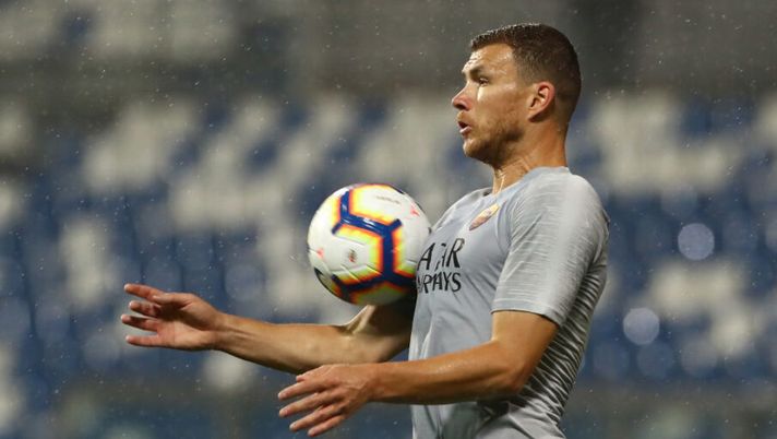 REGGIO NELL'EMILIA, ITALY - MAY 18: Edin Dzeko of AS Roma controls the ball during the Serie A match between US Sassuolo and AS Roma at Mapei Stadium - Citta' del Tricolore on May 18, 2019 in Reggio nell'Emilia, Italy. (Photo by Marco Luzzani/Getty Images) Infortunio Dzeko: quante partite salta e quando torna in campo, le novità - immagine 1