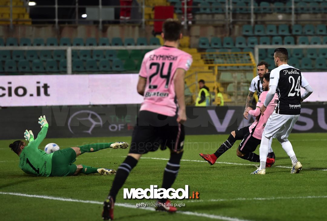  PALERMO, ITALY - FEBRUARY 27:  Andrea Rispoli of Palermo scores the equalizing goal during the Serie B match between US Citta di Palermo and Ascoli Picchio on February 27, 2018 in Palermo, Italy.  (Photo by Tullio M. Puglia/Getty Images) 