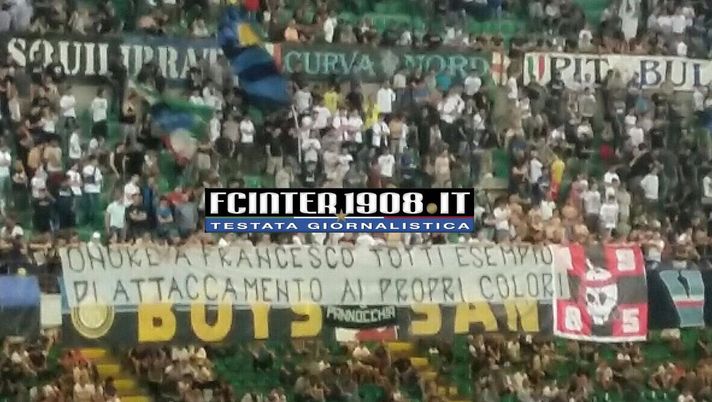 FOTO – Curva Nord: “Onore a Totti, esempio di attaccamento ai proprio colori” FOTO – Curva Nord: “Onore a Totti, esempio di attaccamento ai proprio colori”