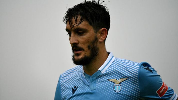 AURONZO DI CADORE, ITALY - AUGUST 29: Luis Alberto of SS Lazio looks on during the friendly match between SS Lazio and Triestina on August 29, 2020 in Auronzo di Cadore, Italy. (Photo by Marco Rosi - SS Lazio/Getty Images) Lazio, gestione ad hoc per Luis Alberto e Hoedt. Si allungano i tempi per Marusic e Luiz Felipe - immagine 1