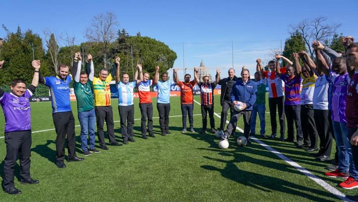 Don Alessio Albertini, pallone in mano, con un rappresentante per squadra del Mondiale pontificio... Don Alessio Albertini, pallone in mano, con un rappresentante per squadra del Mondiale pontificio...