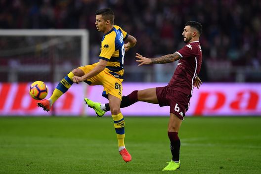 TURIN, ITALY - NOVEMBER 10: Roberto Soriano (R) of Torino FC competes with Alberto Grassi of Parma Calcio during the Serie A match between Torino FC and Parma Calcio at Stadio Olimpico di Torino on November 10, 2018 in Turin, Italy. (Photo by Valerio Pennicino/Getty Images) TURIN, ITALY - NOVEMBER 10: Roberto Soriano (R) of Torino FC competes with Alberto Grassi of Parma Calcio during the Serie A match between Torino FC and Parma Calcio at Stadio Olimpico di Torino on November 10, 2018 in Turin, Italy. (Photo by Valerio Pennicino/Getty Images)