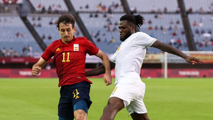RIFU, MIYAGI, JAPAN - JULY 31: Mikel Oyarzabal #11 of Team Spain is challenged by Franck Kessie #8 of Team Ivory Coast during the Men's Quarter Final match between Spain and Cote d'Ivoire on day eight of the Tokyo 2020 Olympic Games at Miyagi Stadium on July 31, 2021 in Rifu, Miyagi, Japan. (Photo by Koki Nagahama/Getty Images) Camerun-Costa d’Avorio 1-0: Kessie e compagni fuori dal Mondiale - immagine 1