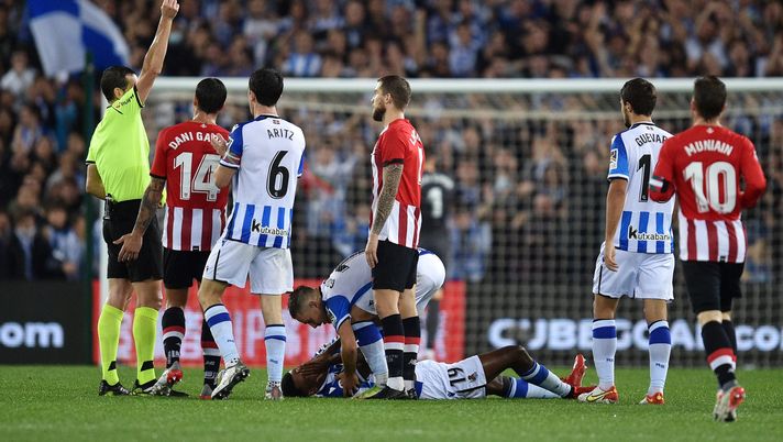 SAN SEBASTIAN, SPAIN - OCTOBER 31: Inigo Martinez of Athletic Bilbao is shown a red card during the La Liga Santander match between Real Sociedad and Athletic Club at Reale Arena on October 31, 2021 in San Sebastian, Spain. (Photo by Juan Manuel Serrano Arce/Getty Images) La maledizione degli ex: decisiva nel derby basco di San Sebastian - immagine 1