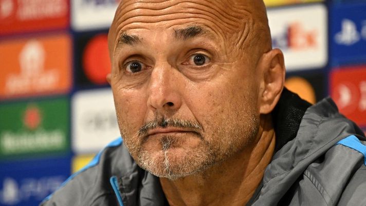Napoli's Italian coach Luciano Spalletti attends a press conference at Anfield Stadium in Liverpool, north-west England on October 31, 2022, on the eve of the UEFA Champions League group A football match against Liverpool. (Photo by Oli SCARFF / AFP) (Photo by OLI SCARFF/AFP via Getty Images) Spalletti: “Raspadori è da valutare, le sue condizioni. Osimhen? Non abbiamo voluto rischiare” - immagine 1