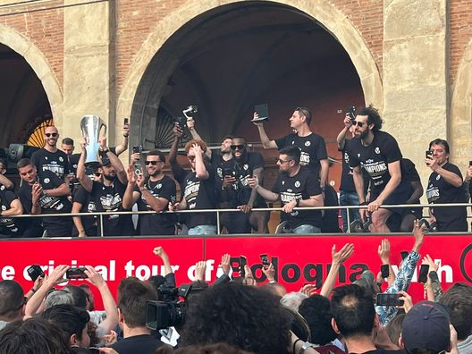 FOTO TBW – La festa della Virtus in Piazza Maggiore dopo la conquista dell’Eurocup FOTO TBW – La festa della Virtus in Piazza Maggiore dopo la conquista dell’Eurocup - immagine 1