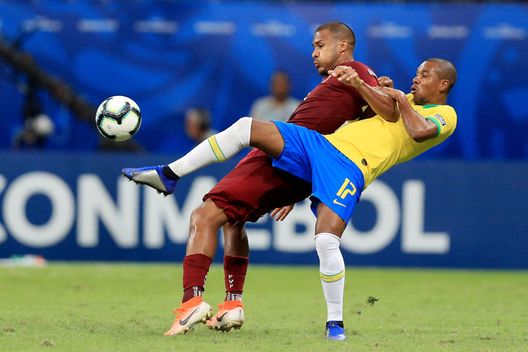 SALVADOR, BRAZIL - JUNE 18: Fernandinho of Brazil kicks the ball against Salomon Rondon of Venezuela during the Copa America Brazil 2019 group A match between Brazil and Venezuela at Arena Fonte Nova on June 18, 2019 in Salvador, Brazil. (Photo by Buda Mendes/Getty Images) SALVADOR, BRAZIL - JUNE 18: Fernandinho of Brazil kicks the ball against Salomon Rondon of Venezuela during the Copa America Brazil 2019 group A match between Brazil and Venezuela at Arena Fonte Nova on June 18, 2019 in Salvador, Brazil. (Photo by Buda Mendes/Getty Images)