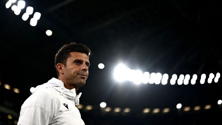 Bologna's Italian coach Thiago Motta looks on prior to the Italian Serie A football match between Juventus and Bologna on October 2, 2022 at the Juventus stadium in Turin. (Photo by Marco BERTORELLO / AFP) (Photo by MARCO BERTORELLO/AFP via Getty Images) Sky: “Si va verso il rinvio della gara tra Monza e Bologna, quando si può recuperare” - immagine 1