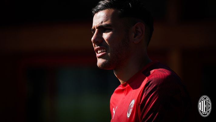 Theo Hernández in allenamento con il Milan a Milanello (credits: acmilan.com) 
