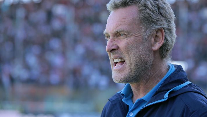 CREMONA, ITALY - OCTOBER 08: Ternana Calcio coach Sandro Pochesci looks on before the Serie B match between US Cremonese and Ternana Calcio at Stadio Giovanni Zini on October 8, 2017 in Cremona, Italy. (Photo by Emilio Andreoli/Getty Images) CREMONA, ITALY - OCTOBER 08: Ternana Calcio coach Sandro Pochesci looks on before the Serie B match between US Cremonese and Ternana Calcio at Stadio Giovanni Zini on October 8, 2017 in Cremona, Italy. (Photo by Emilio Andreoli/Getty Images)