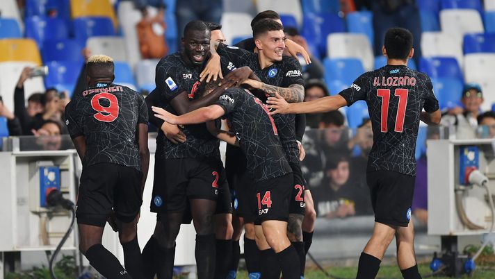 NAPLES, ITALY - OCTOBER 17: Victor Osimhen celebrates with teammates Kevin Malcuit, Dries Mertens, Giovanni Di Lorenzo and Hirving Lozano of SSC Napoli after scoring their team's first goal during the Serie A match between SSC Napoli and Torino FC at Stadio Diego Armando Maradona on October 17, 2021 in Naples, Italy. (Photo by Francesco Pecoraro/Getty Images) Napoli, obiettivo Champions raggiunto: a Torino per mantenere il terzo posto - immagine 1