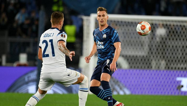 ROME, ITALY - OCTOBER 21: Sergej Milinkovic Savic of SS Lazio compete for the ball with Arcadius Milik of Olympique Marseille during the UEFA Europa League group E match between SS Lazio and Olympique Marseille at Olimpico Stadium on October 21, 2021 in Rome, Italy. (Photo by Marco Rosi - SS Lazio/Getty Images) Fiorentina, pazza per gli attaccanti: tanti nomi e rispunta una vecchia fiamma - immagine 1