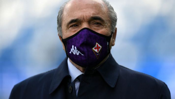 REGGIO NELL'EMILIA, ITALY - APRIL 17: ACF Fiorentina president Rocco Commisso is seen wearing a facemask prior to the Serie A match between US Sassuolo and ACF Fiorentina at Mapei Stadium - Citta del Tricolore on April 17, 2021 in Reggio nell'Emilia, Italy. Sporting stadiums around Italy remain under strict restrictions due to the Coronavirus Pandemic as Government social distancing laws prohibit fans inside venues resulting in games being played behind closed doors. (Photo by Alessandro Sabattini/Getty Images) Commisso: “Vlahovic rinnova? Io non faccio promesse che non posso mantenere, spero…” - immagine 1