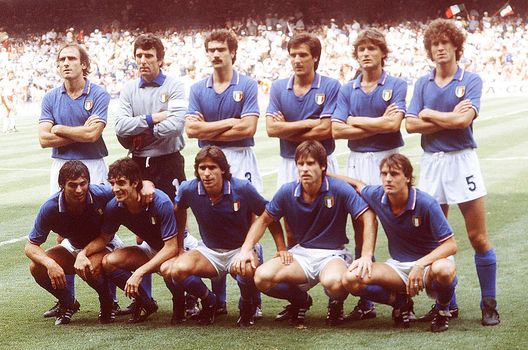 VIGO, SPAIN - JUNE 15: WM 1982 in Spanien, Vigo; Team/Mannschaft ITALIEN/ITA; hintere Reihe v.lks.: GRAZIANI, Torwart ZOFF, BERGOMI, ANTOGNONI, COLLOVATI; vordere Reihe v.lks.: CABRINI, ROSSI, CONTI, MASSARO, TARDELLI (Photo by Bongarts/Getty Images) VIGO, SPAIN - JUNE 15: WM 1982 in Spanien, Vigo; Team/Mannschaft ITALIEN/ITA; hintere Reihe v.lks.: GRAZIANI, Torwart ZOFF, BERGOMI, ANTOGNONI, COLLOVATI; vordere Reihe v.lks.: CABRINI, ROSSI, CONTI, MASSARO, TARDELLI (Photo by Bongarts/Getty Images)