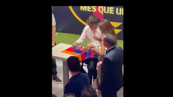 VIDEO / Barcellona, autografi per Gavi: lei gli lascia il numero…