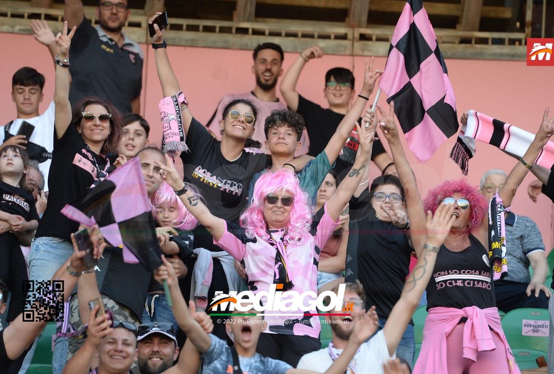 Fototifo, facce da Serie B. I tifosi allo stadio per Palermo-Padova 1-0 - immagine 20